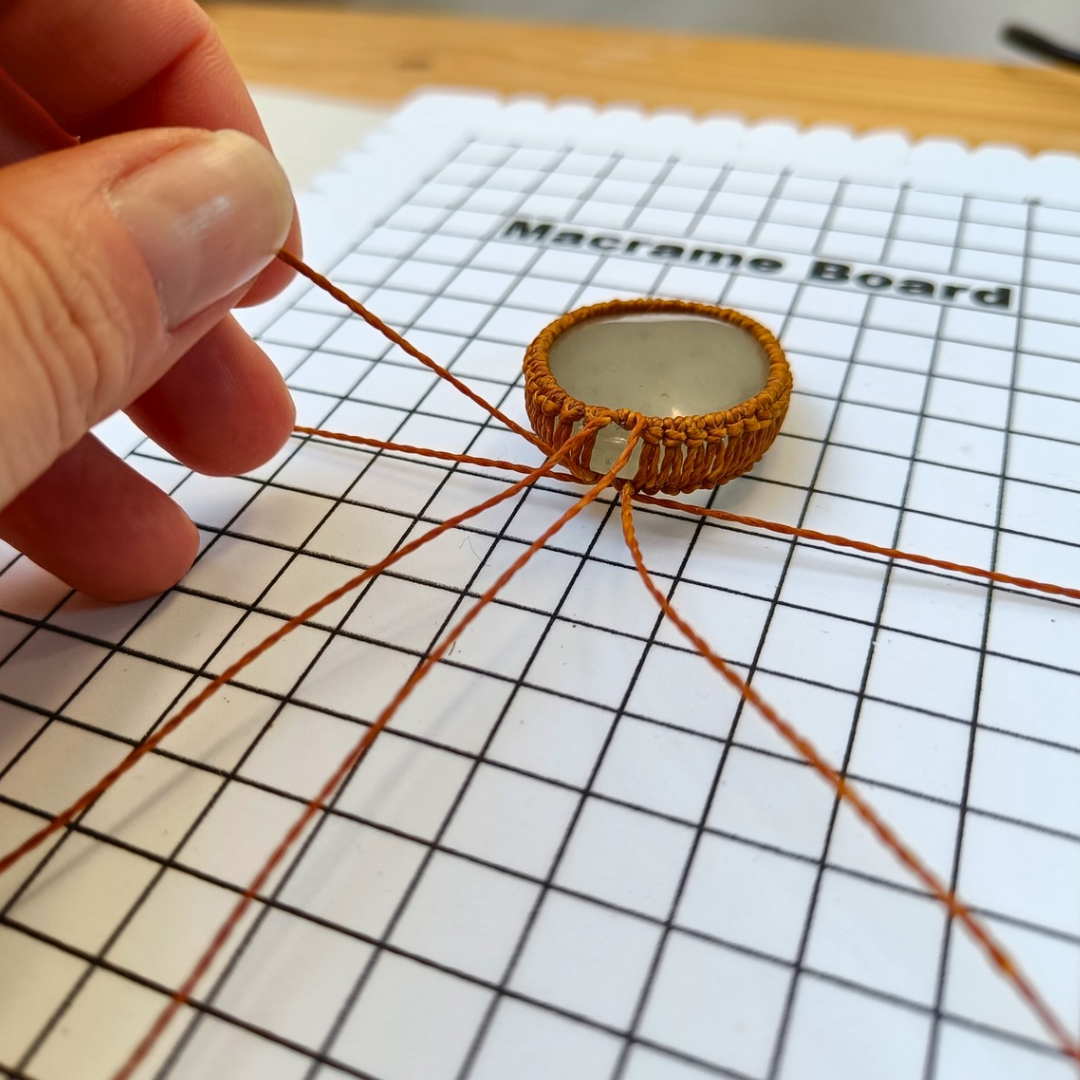 Macramé bord met opbergzakje