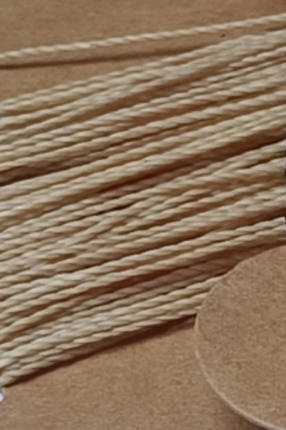 10m Touw 1mm linhasita op een opbergkaartje in verschillende kleuren